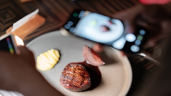 Do Marriott Bonvoy members earn points when dining?